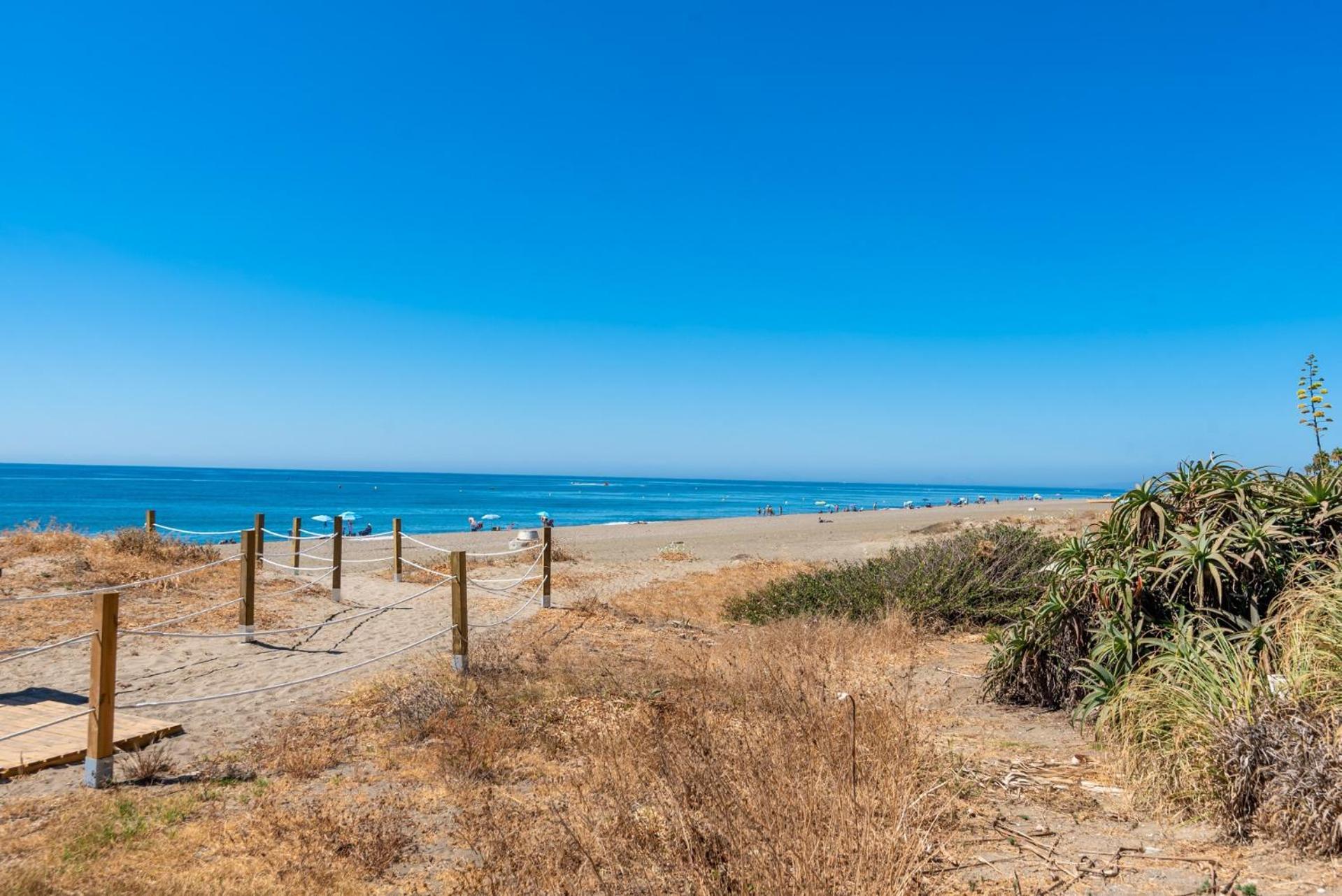 Exceptional Beachfront Complex With Pool In Costalita, Estepona Exterior foto